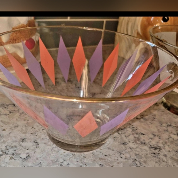 Large Vintage Anchor Hocking Chip Bowl - Picture 2 of 3